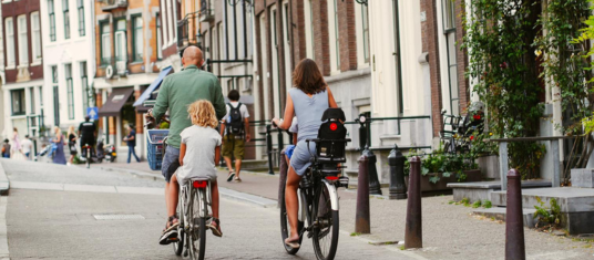 Familie op de fiets