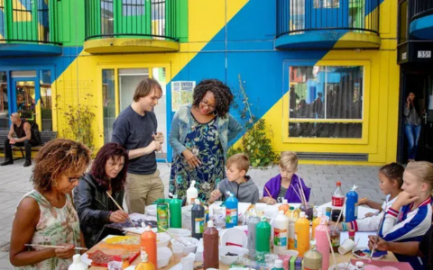 Kinderen knutselen bij Heesterveld