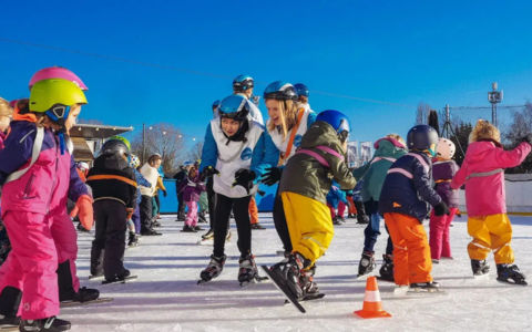 Kinderen die schaatsen