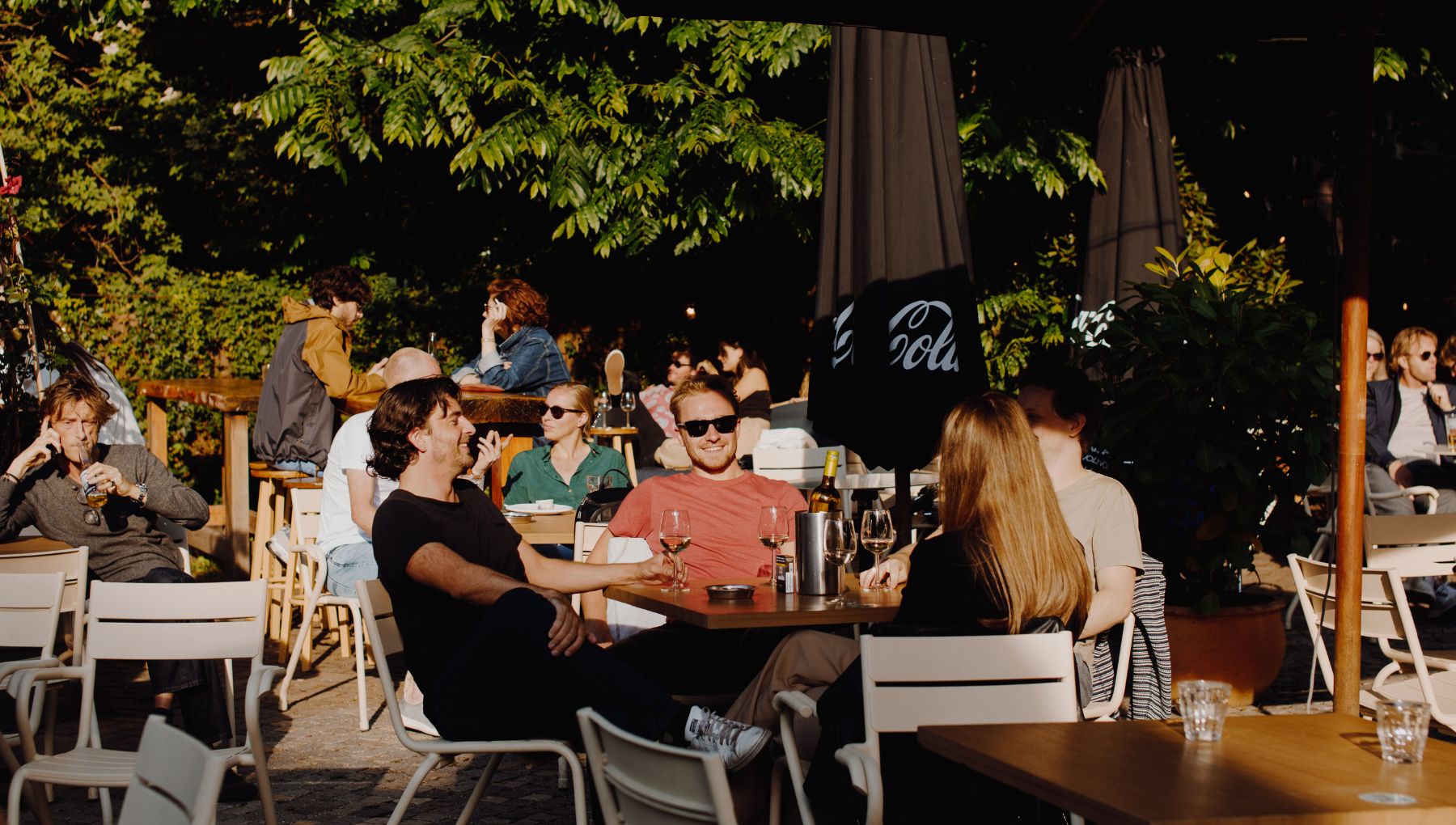 Mensen op een terras in Zuid