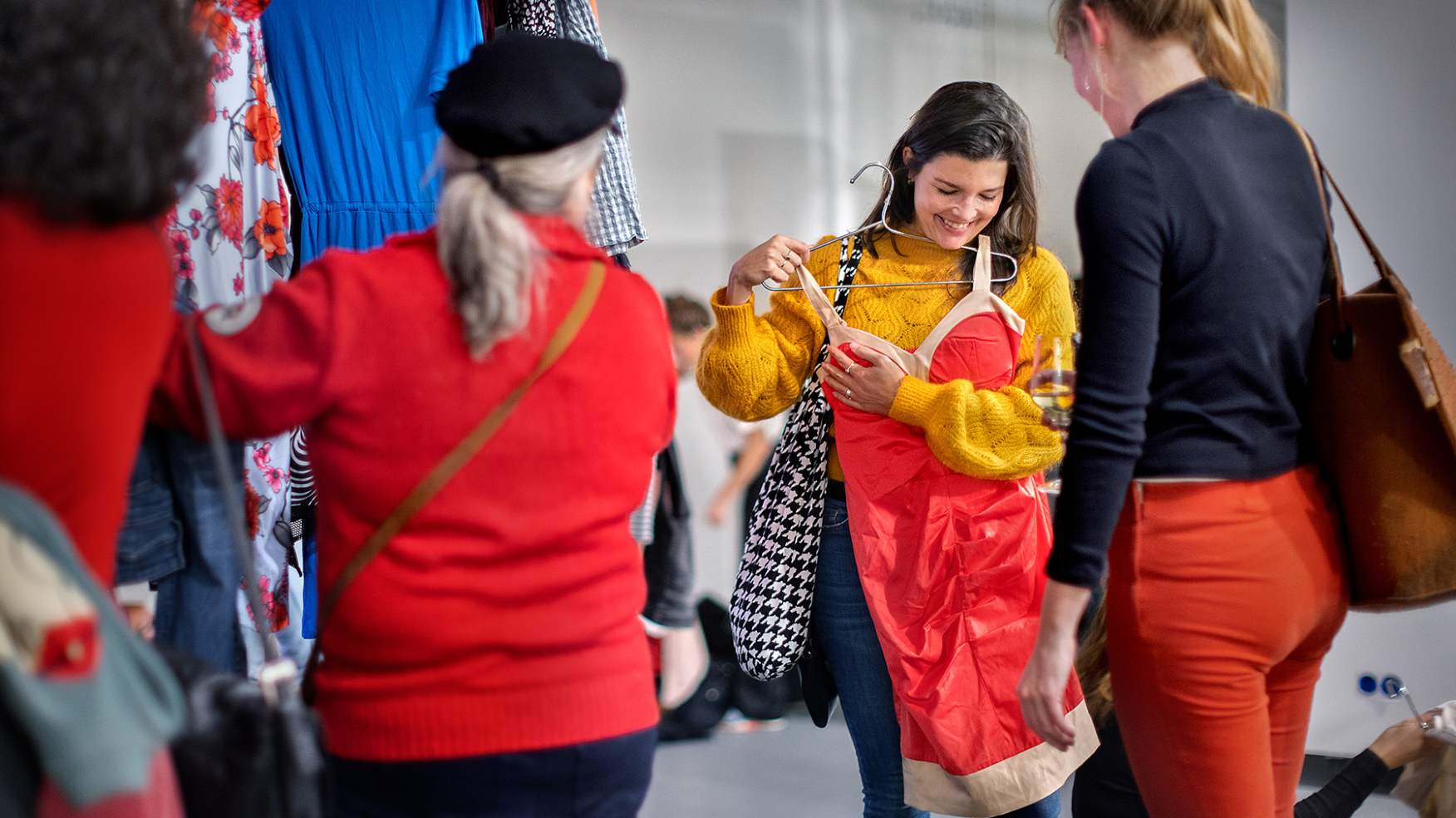 Mevrouw die kleding past