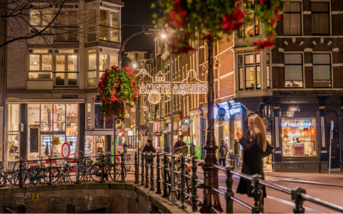 Damstraat verlicht