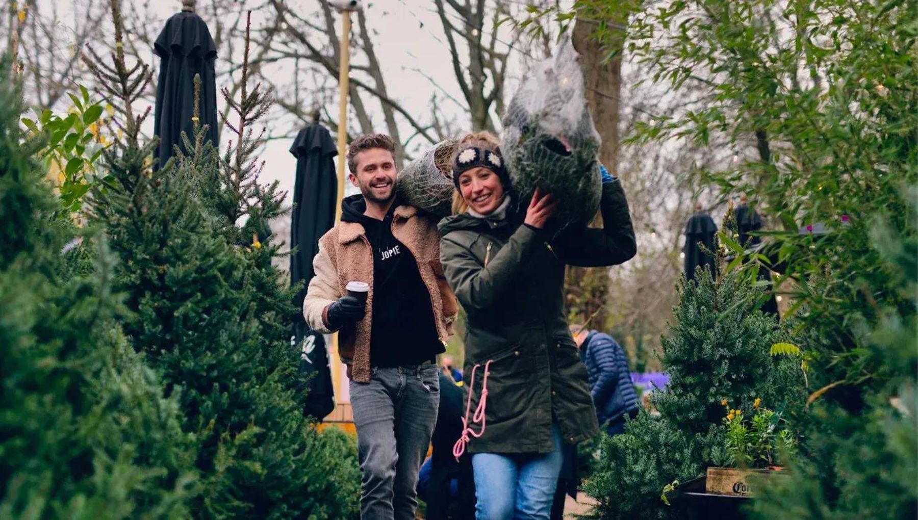 Mensen die kerstboom kopen