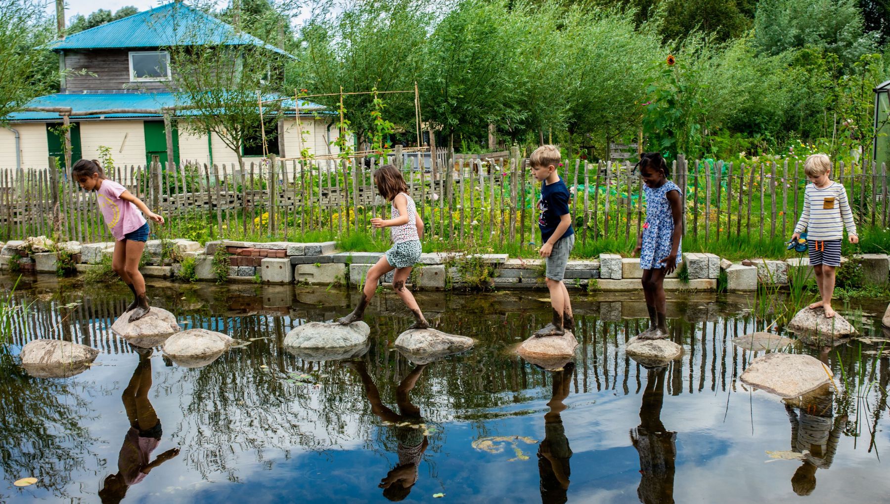 Kinderen spingen op stenen