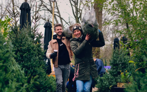 Mensen die kerstboom kopen