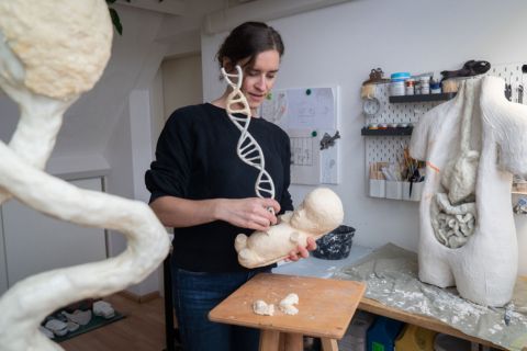 Chloé Rutzerveld aan het werk