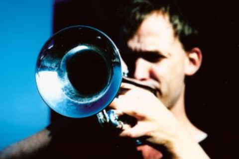 Man speelt trompet