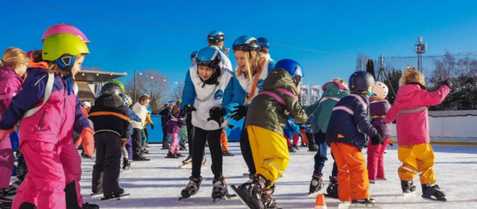 Kinderen die schaatsen