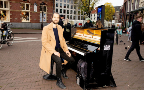 Straatmuzikant bij piano