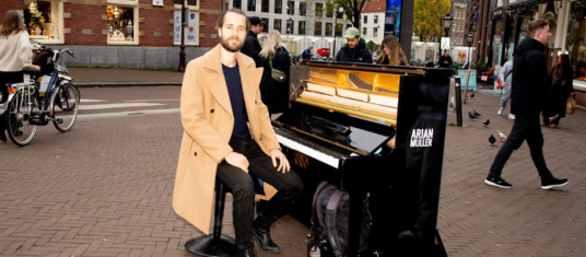 Straatmuzikant bij piano