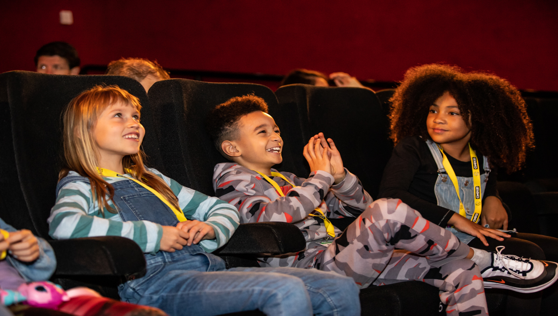 Kinderen in een bioscoopstoel tijdens Cinekid