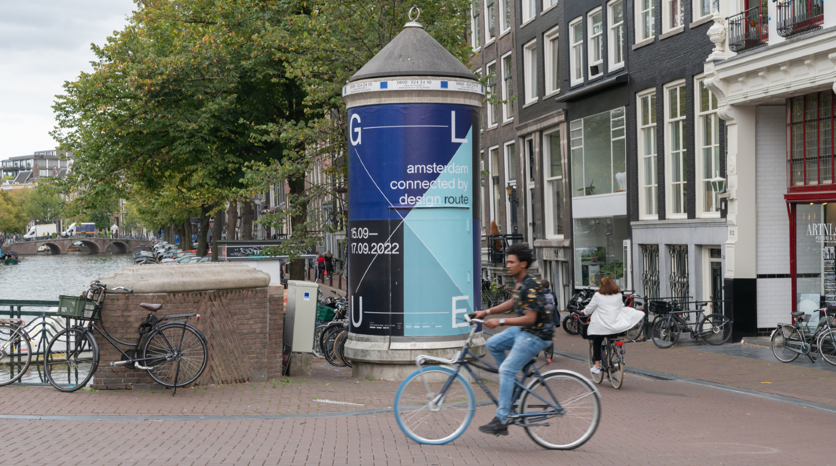 Poster van GLUE in de stad