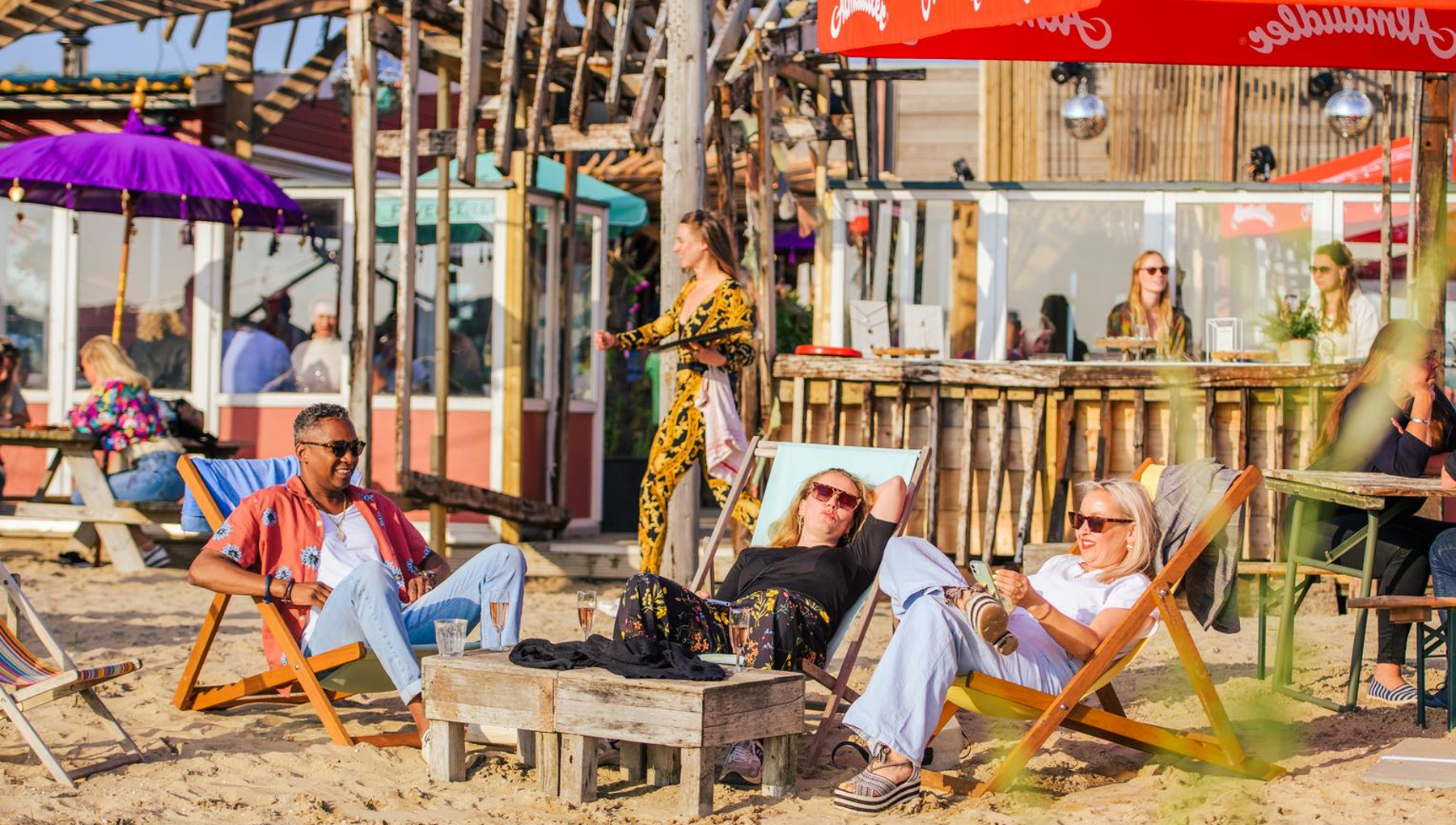 Mensen bij Kaap Amsterdam in het zand