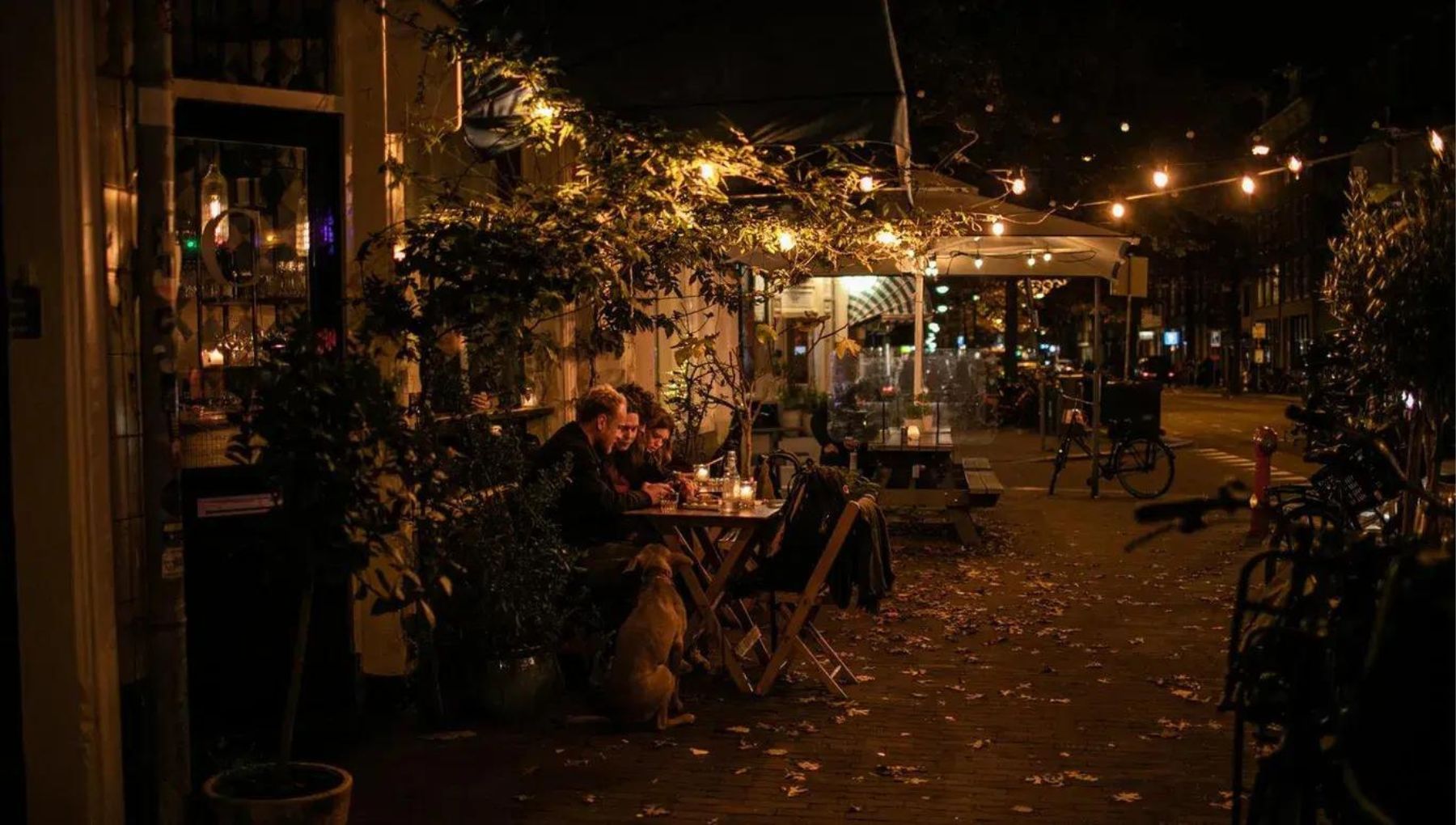 Mensen op een terras in de avond