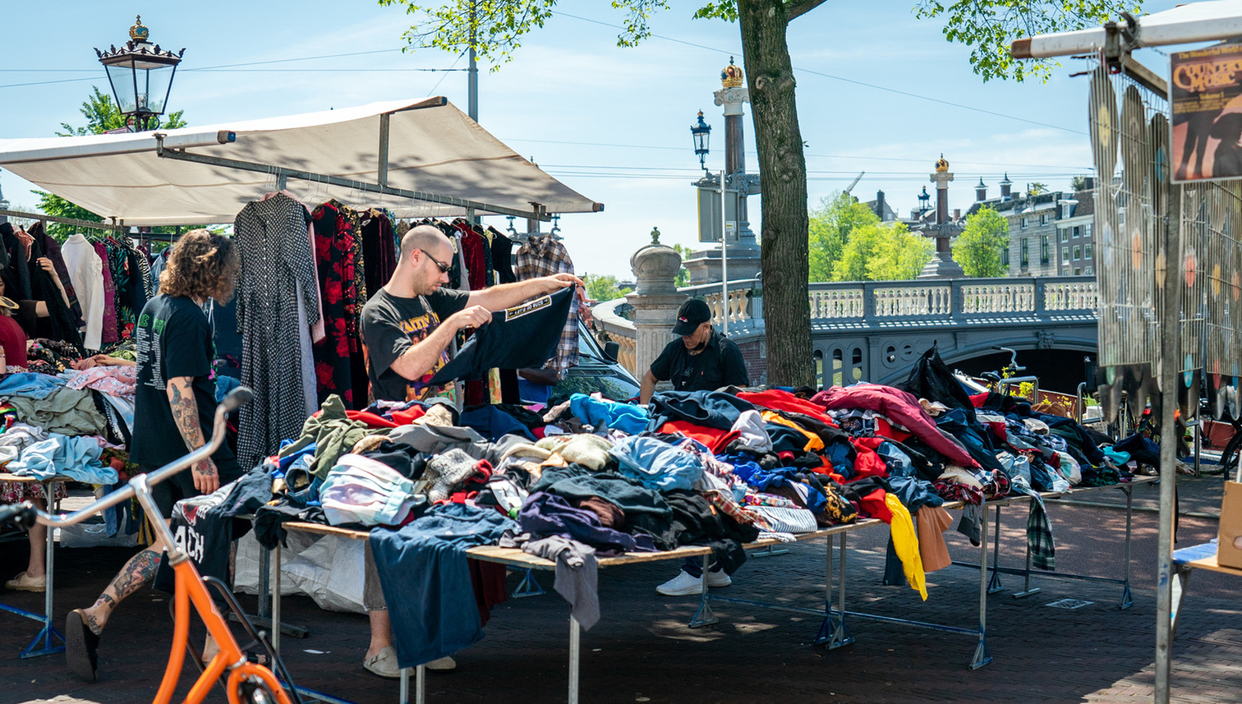 Man doorzoekt kleding op Waterlooplein markt