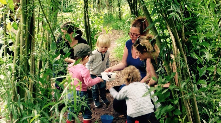 Ouders en kinderen in het bos