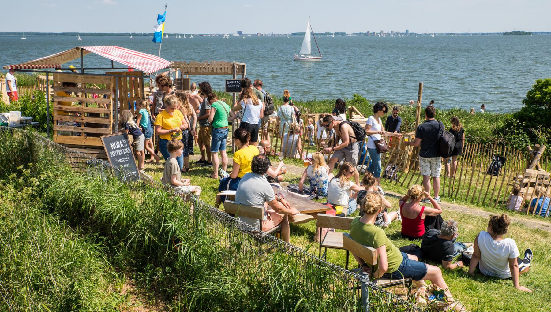 Mensen in het gras op Forteiland Pampus